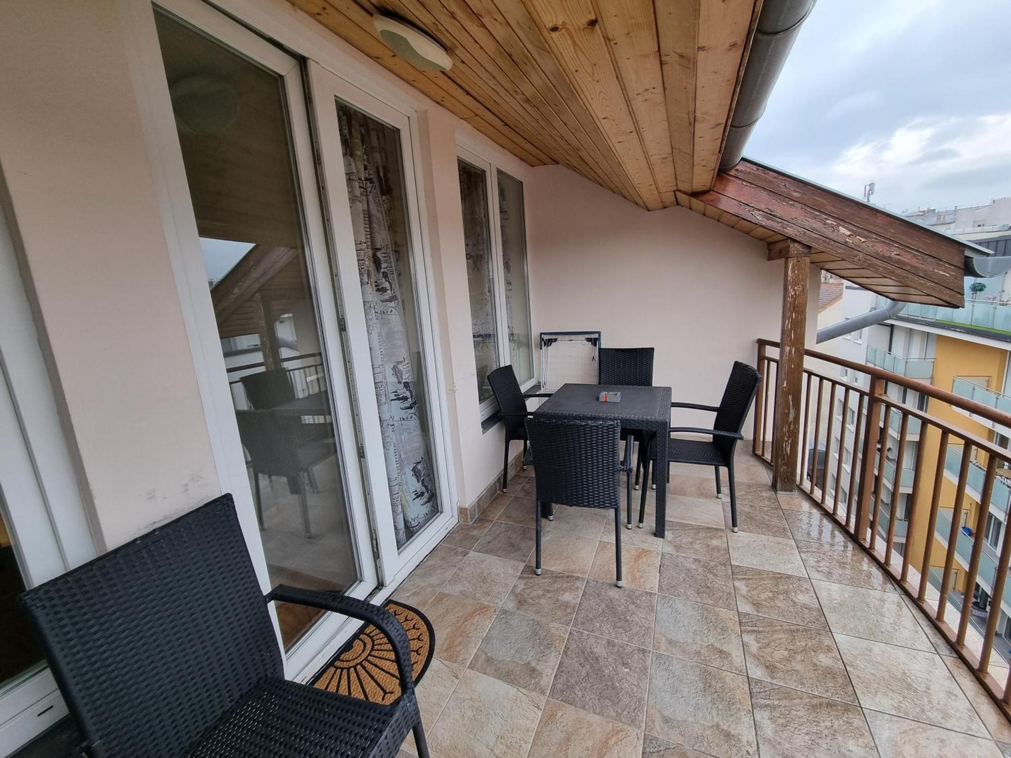 Merry&Car - Huge Balcony + Living Room + 2Br Budapest Exteriör bild